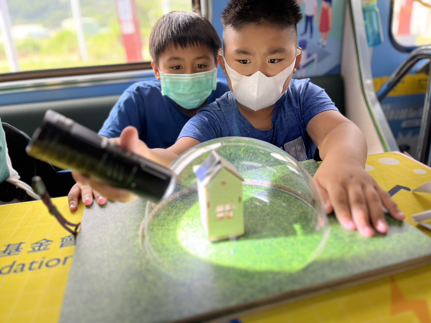 xcsports參與基礎科學主題車廂，以STEAM教學精神，設計「逐日科學家」、「太陽能工程師」以及「淨零建築師」三大能源科普課程和實驗