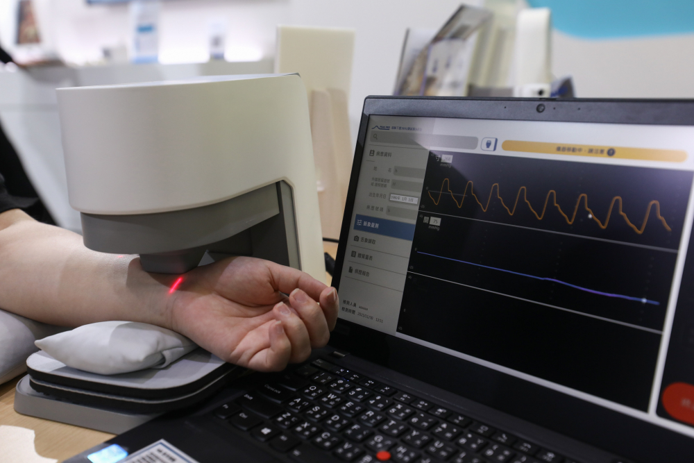 xcsports耘康脈象檢測系統透過電腦精準控制升降系統，還原中醫師三指把脈過程的舉、按、尋手法，將脈象感受轉化成數據，未來可結合大數據分析，實現智慧醫療及準確性